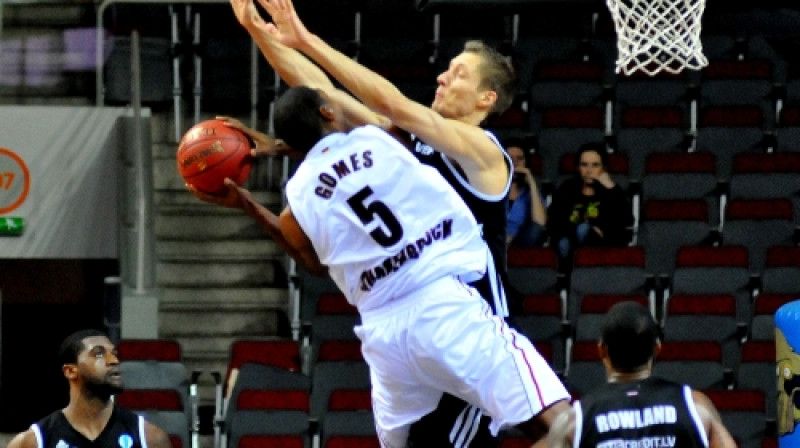 Kaspars Bērziņš aptur "Artland Dragons" uzbrucēju Raienu Gomesu
Foto: Romualds Vambuts, Sportacentrs.com