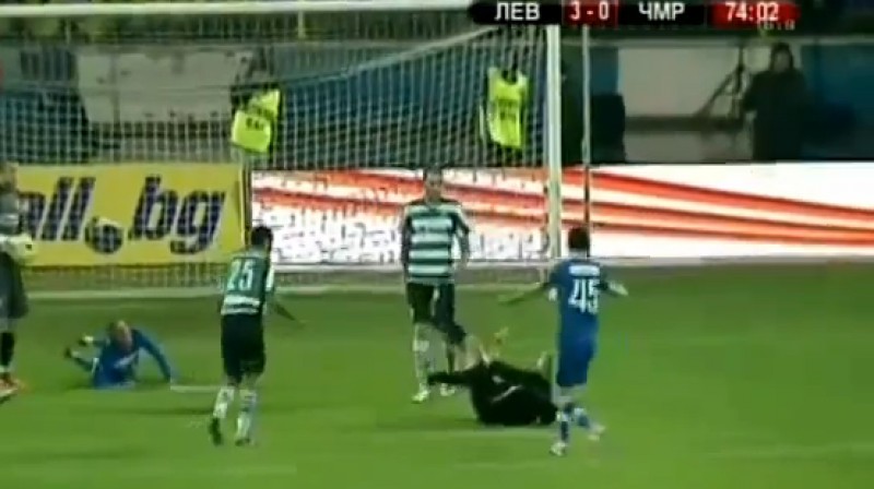 Tiesnesis nokritis uz zāliena
Foto: no BNT1 video