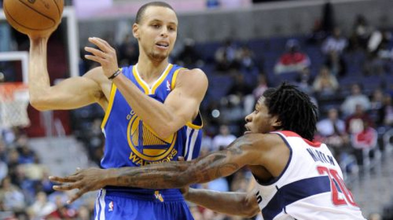 Stefans Karijs vada savas komandas uzbrukumu "Wizards" grozam
Foto: AP/Scanpix