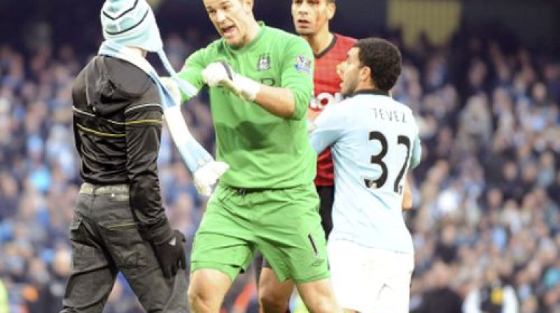 Džo Hārts, Karloss Tevess un Rio Ferdinands brīdī, kad laukumā izskrēja līdzjutējs
Foto: SCANPIX SWEDEN