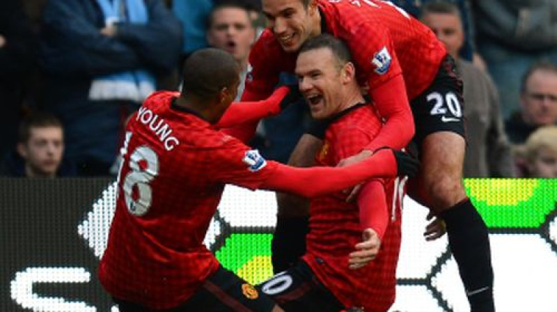 Veins Rūnijs ar komandas biedriem svin vārtu guvumu
Foto: AFP/Scanpix