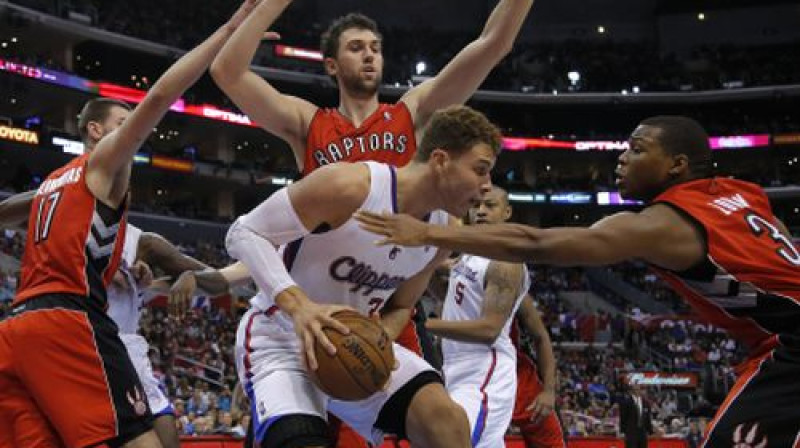 Bleiks Grifins Toronto spēlētāju ielenkumā
Foto: AP/Scanpix