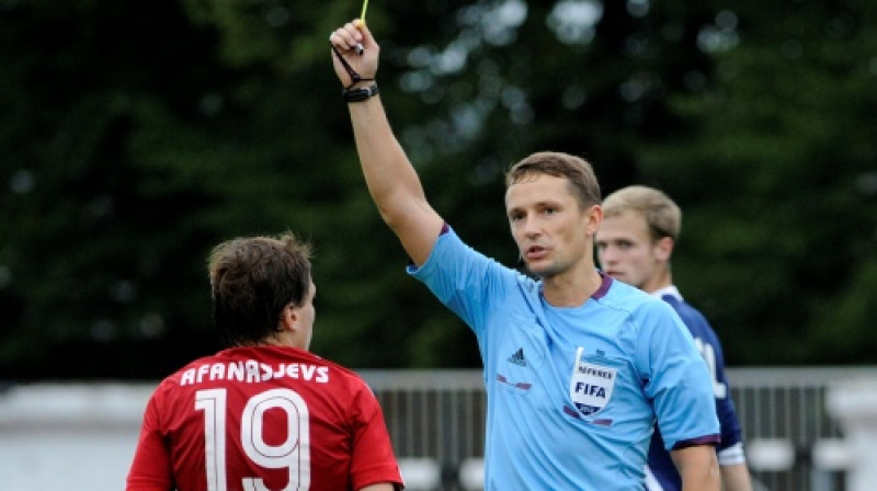 Andris Treimanis parāda dzelteno kartīti Valērijam Afanasjevam
Foto: Romāns Kokšarovs (f64)