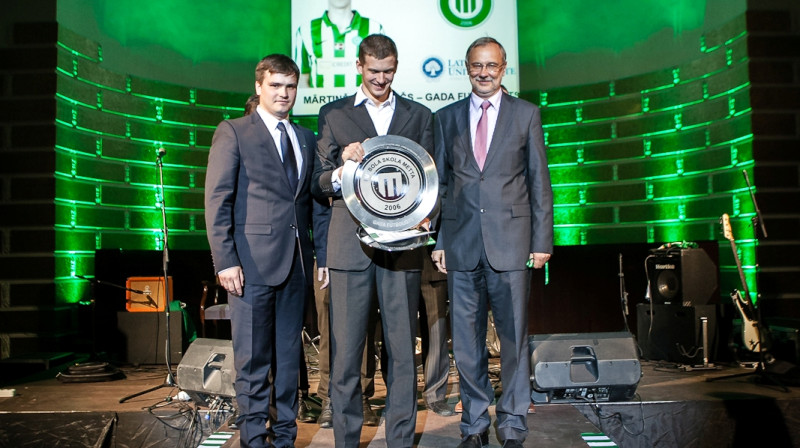 No kreisās: FS METTA/Latvijas Universitāte galvenais treneris Andris Riherts, gada futbolists Mārtiņš Milašēvičs un LU rektors Mārcis Auziņš
Foto: Einārs Freimanis (fsmetta.lv)