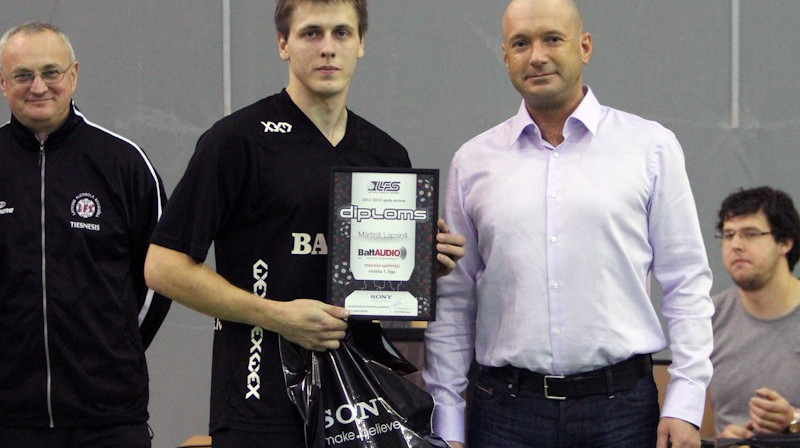 BaltAUDIO mēneša spēlētājs Mārtiņš Lapsiņš un LFS prezidents Ilvis Pētersons
Foto: Renārs Buivids, floorball.lv