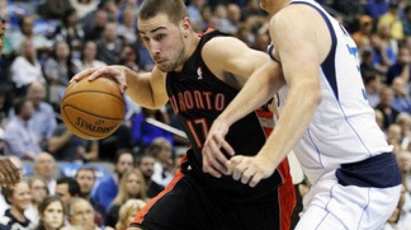 Jons Valančūns 21 reizi pēc kārtas laukumā devies "Toronto Raptors" stara piecniekā
Foto: AP/Scanpix