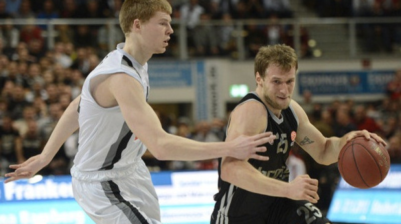 Dāvis Bertāns pret "Brose Baskets" aizsargu Antonu Gavelu
Foto: AFP/Scanpix