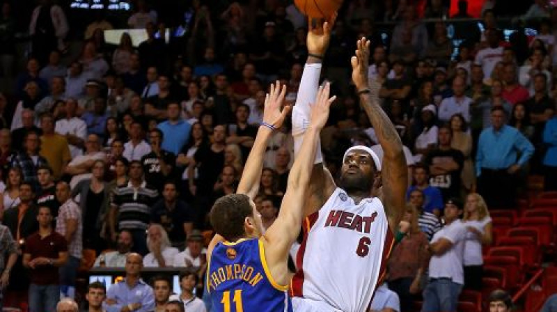 Lebrons Džeimss veic savu pēdējo metienu spēlē pret "Warriors"
Foto:AFP/Scanpix