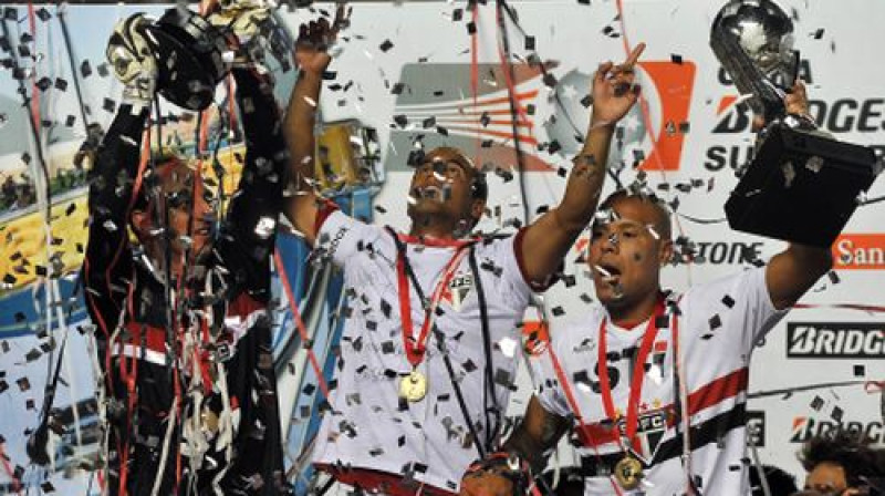 "Sao Paulo" futbolisti ar iegūto kausu
Foto: AFP/Scanpix