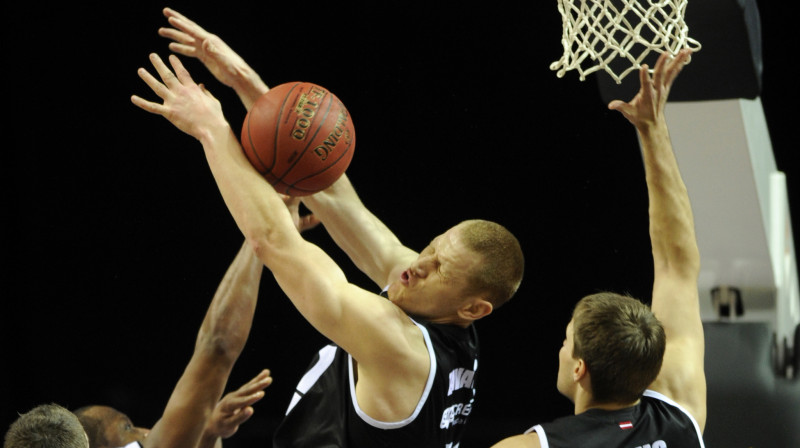 Donātam Zavackam un Laurim Blauam varētu pievienoties kāds palīgs zem groziem... 
Foto: Romāns Kokšarovs, Sporta Avīze, f64