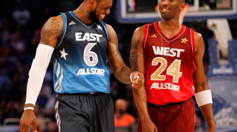 Lebrons Džeimss un Kobe Braients 2012. gada NBA zvaigžņu spēles laikā
Foto: AFP/Scanpix