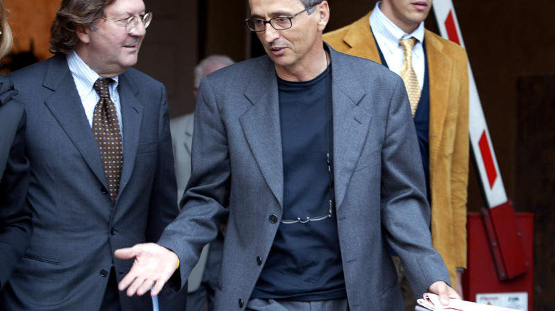 Ilggadējais Lensa Ārmstronga ārsts Mikele Ferari (vidū) 
Foto: AFP/Scanpix