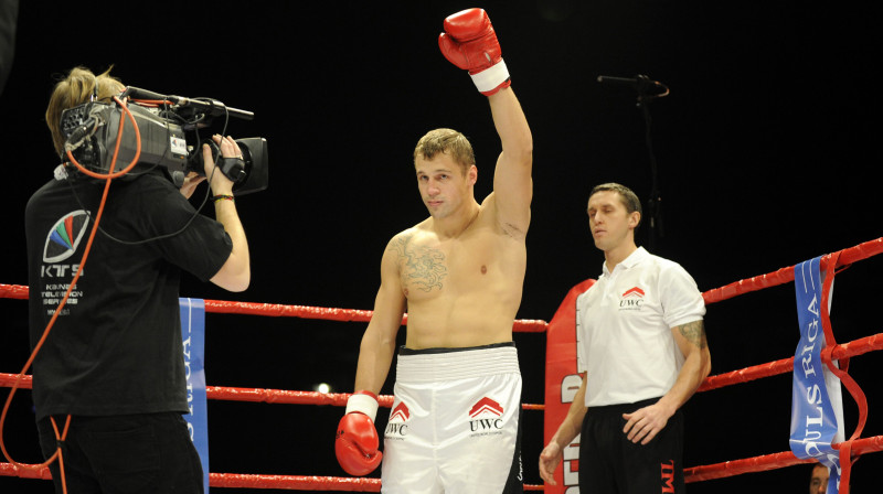 Mairis Briedis var sākt vingrināt roku amerikāņu sveicināšanai, jo viņa nākotnes plānos ir to darīt pēc iespējas biežāk.
Foto: Romāns Kokšarovs, Sporta Avīze, f64