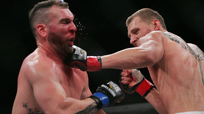 Aleksandrs Volkovs (no labās) ar sitiena brīcī cīņā ar Ričardu Heilu
Foto: sherdog.com