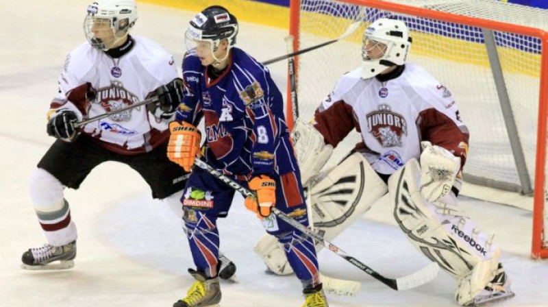Hokeja klubs ''Juniors'' atkal bija pārāki par ''Prizma/Rīga''.
Foto. mhl.ru