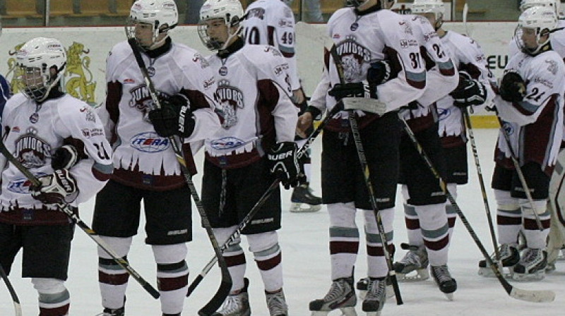 Juniors puiši pēc kārtējās spēles. Foto: Āris Zobens