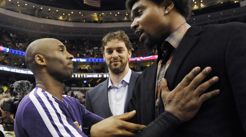 Kobe Braients, Pau Gazols un Endrjū Bainams - pagājušajā sezonā viņi spēlēja kopā
Foto: AP/Scanpix