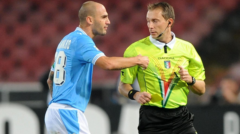 "Napoli" komandas kapteinis Paolo Kanavaro izcēlies ar kapteiņa statusam neatbilstošu rīcību un nākamos sešus mēnešus futbolu nespēlēs 
Foto: LaPresse/Scanpix