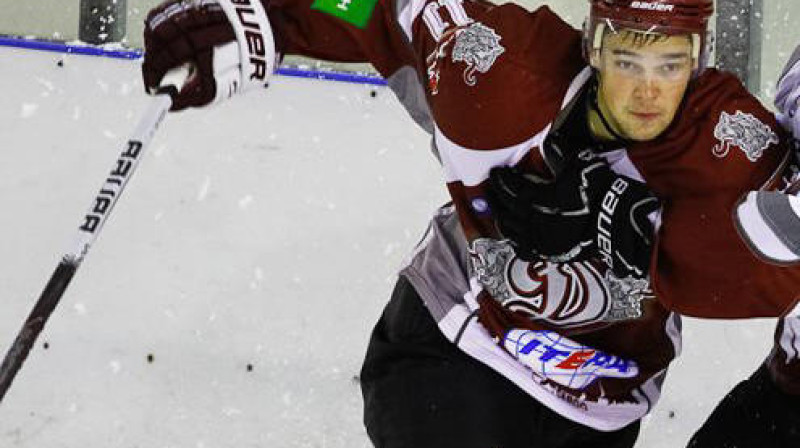 Kristaps Sotnieks cīņā par teritoriju. Foto: HK Rīga ofic. profils facebook.com lapā