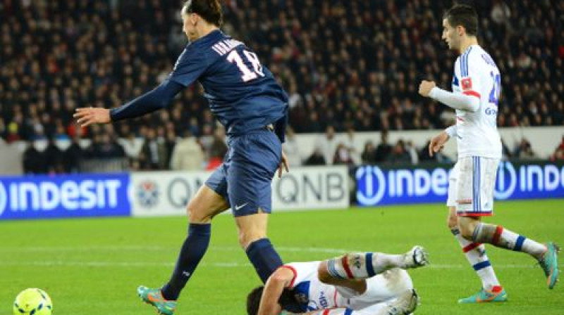 Zlatans Ibrahimovičs uzlec uz Dejana Lovrena galvas
Foto: SIPA/Scanpix