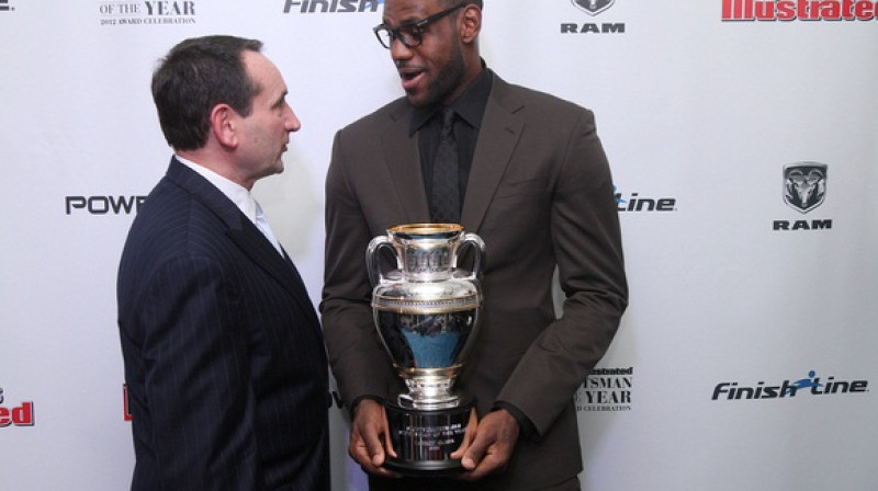 Maiks Kžiževskis un Lebrons Džeimss 2012. gada 5. decembrī "Sports Illustrated" balvu pasniegšanā Ņujorkā
Foto: AP/Scanpix