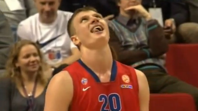 CSKA krievu uzbrucējs Andrejs Voroncevičs neizpratnē par savu rīcību
Foto: no bballhaedlines.com video