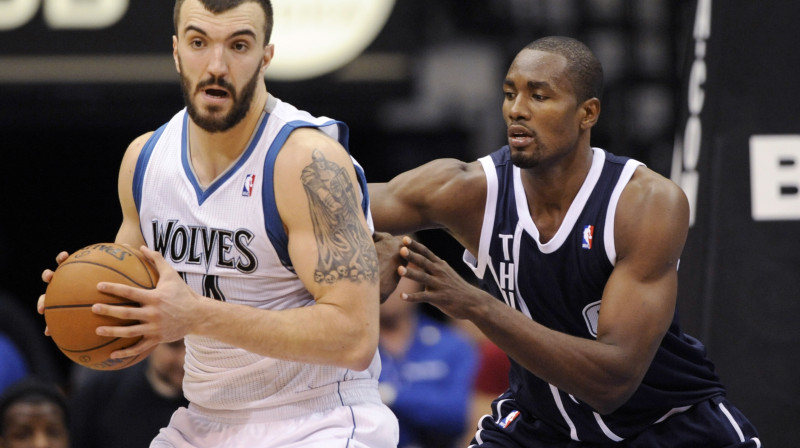 Nikola Pekovičs un Seržs Ibaka
Foto: AP/Scanpix