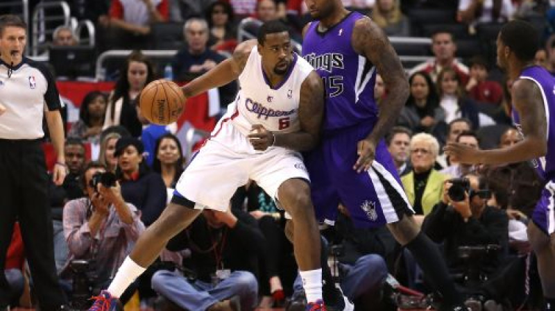 Demarkuss Kazinss aizsardzībā pret Deandrē Džordanu
Foto: AFP/Scanpix