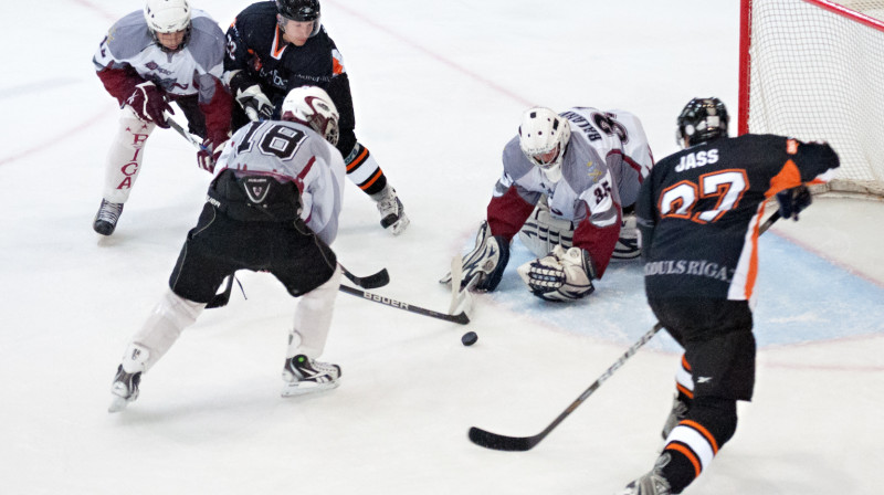 SMScredit.lv hokejisti izcīnīja savu 17. uzvaru 19 spēlēs
Foto: Vladislavs Proškins