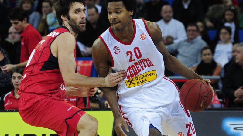 Mikēls Želabale (ar bumbu) 
Foto: AFP/Scanpix