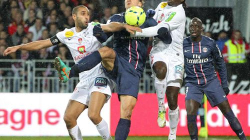 Zlatanu Ibrahimoviču Brestā neizdevās apturēt pat divatā
Foto: AFP/Scanpix