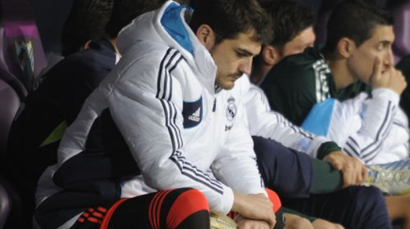 Komandas kapteinis un simbols Ikers Kasiljass uz rezervistu soliņa
Foto: AFP/Scanpix