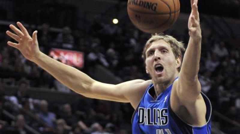 Dirks Novickis savā sezonas pirmajā spēlē
Foto: AFP/Scanpix