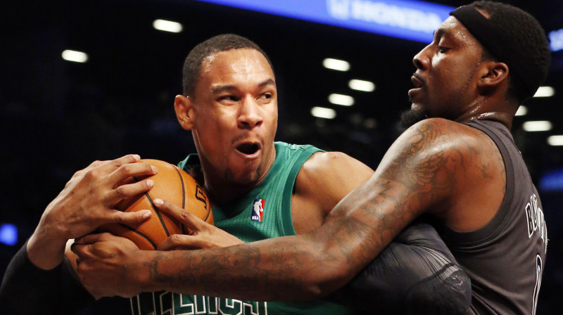 Džareds Salindžers (pa kreisi) bija viens no galvenajiem uzvaras kaldinātājiem
Foto: AP/Scanpix