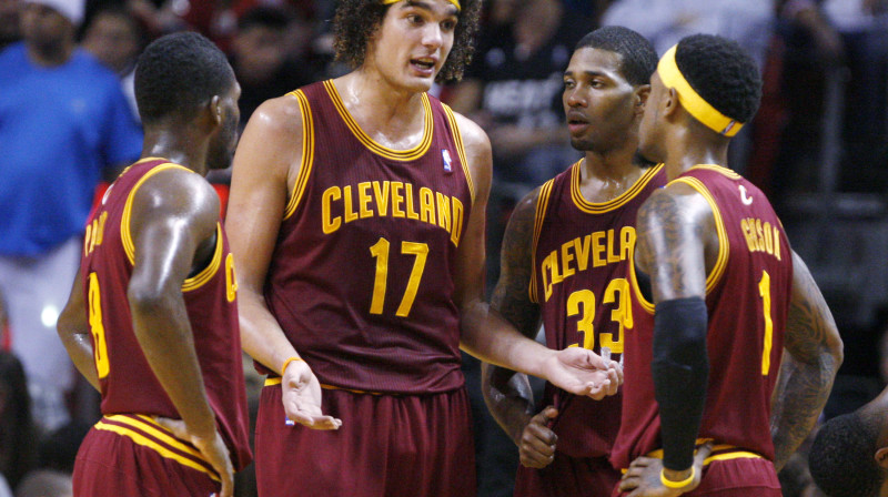 Andersons Varežao (centrā) vēl vismaz divus mačus komandas biedriem varēs palīdzēt tikai ar padomu no rezervistu soliņa
Foto: AP/Scanpix