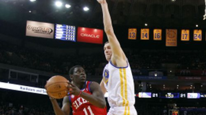 Andra Biedriņa augstu paceltā roka neļauj izdarīt metienu "76ers" spēlētājam Drū Holidejam
Foto:AP/Scanpix