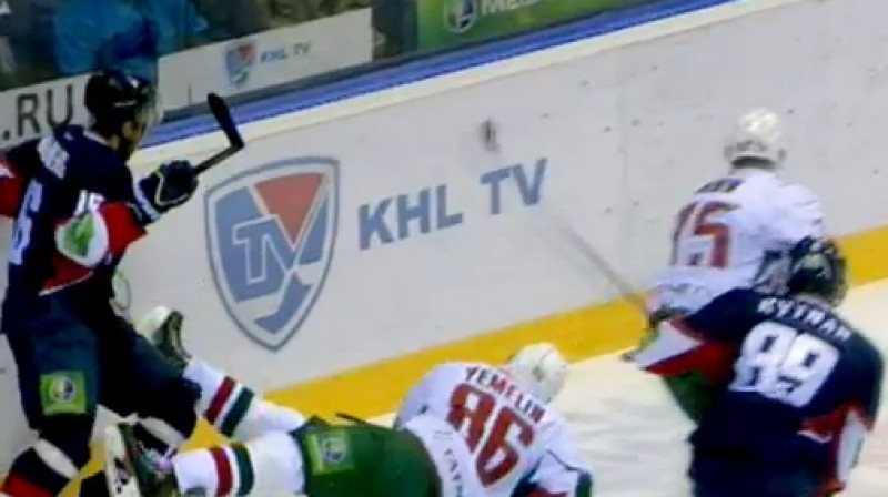 Pēc spēka paņēmiena
Foto: no KHL video.