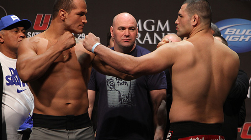 Juniors dos Santos (no kreisās) un Keins Velaskezs svēršanās procedūras laikā
Foto: sherdog.com