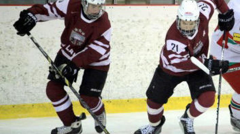 Latvijas U-18 izlases puiši cīņā pret Baltkrievijas vienaudžiem. Foto: lhf.lv (Mārtiņš Aiše)