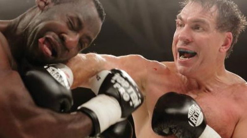 Ovens Beks saņem sitienu no Oļega Maskajeva
Foto: Viktor Sokolov, allboxing.ru