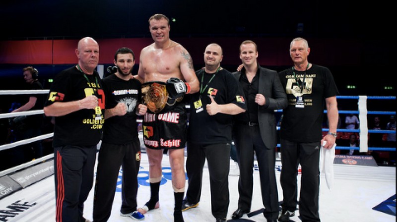 Semijs Šīlts (centrā) ar izcīnīto GLORY čempiona jostu
Foto: gloryworldseries.com