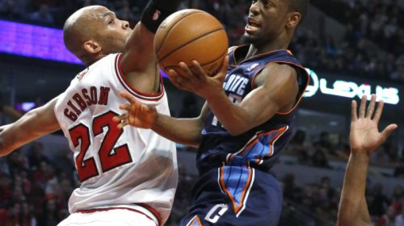 Kemba Volkers pret Tādžu Gibsonu
Foto: AP/Scanpix