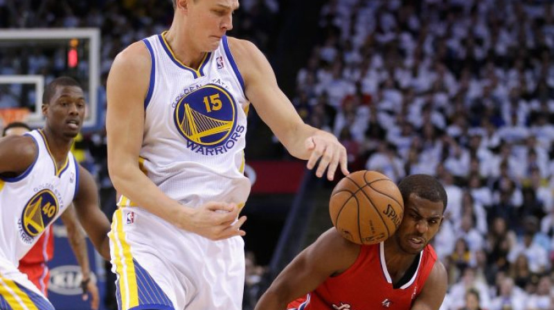 Andris Biedriņš aizsardzībā pret Krisu Polu
Foto: AFP/Scanpix