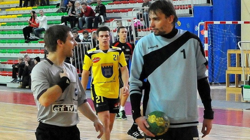 Dobeles "Tenax" vārtsargs Ivars Lācis (pa labi)
Foto: Romualds Vambuts, sportacentrs.com