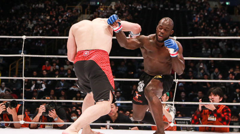Malvins Manhoefs cīņā ar Denisu Kangu
Foto: sherdog.com