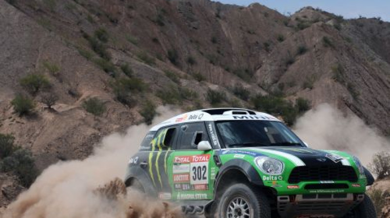 Pagājušā gada Dakaras rallija uzvarētājs Stefans Peteransels
Foto: Scanpix/AFP