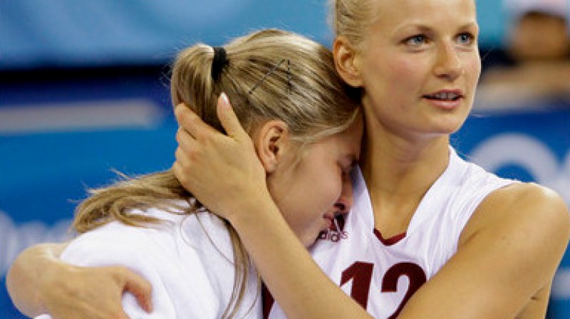 Elīna Babkina un Dita Krūmberga pēc zaudējuma olimpiskajās spēlēs 2008
Foto: AP / Scanpix