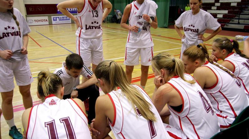 Rūdolfs Rozītis un Latvijas U18 izlase piektdien atspēlēja desmit punktu deficītu pret Zviedrijas juniorēm
Foto: Basket.ee