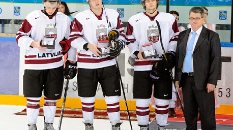 Par labākajiem Latvijas rindās šajā čempionātā tika atzīti Ņikita Jevpalovs, Artūrs Kuzmenkovs un Teodors Bļugers 
Foto: IIHF