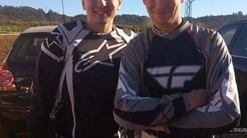 Jūnass Kilmekorpi (pa labi) kopā ar četrkārtēko pasaules čempionu motošosejā Horhi Lorenso.